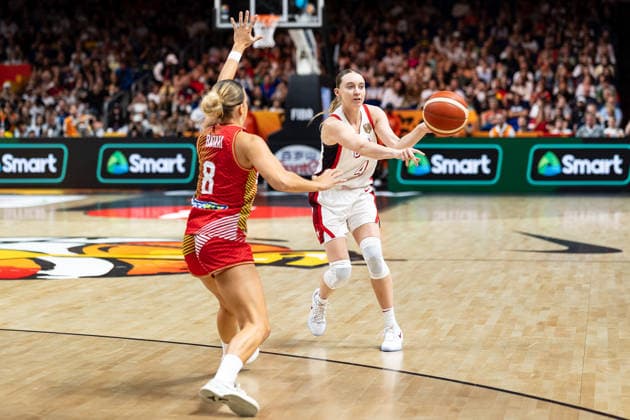 Paige Bueckers (USA), 04 Pass, Eszter Ratkai (Hungary), 08, GER, USA vs. Hungary, Basketball, 2026 FIBA Women s World Cup, Quarterfinals, September 10, 2026, GER, USA vs. Hungary, Basketball, 2026 FIBA Women’s World Cup, Quarterfinals, September 10, 2026, Berlin Copyright: xEibner-Pressefoto MaxxVincenx EP_MVN