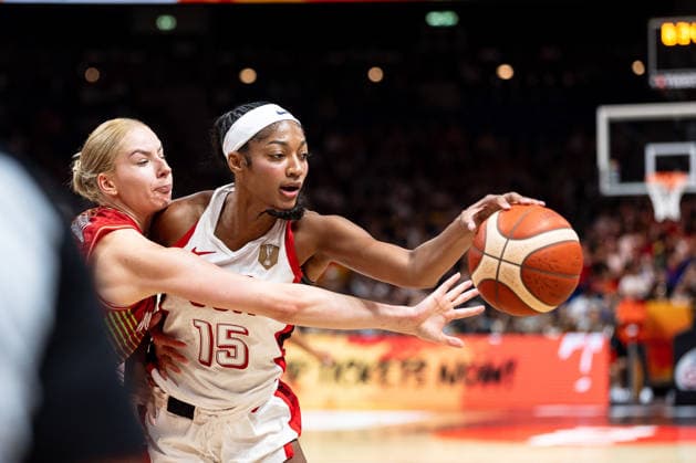 Angel Reese (USA), No. 15, in a one-on-one battle for the ball with Dorka Juhasz (Hungary), No. 14, GER, USA vs. Hungary, Basketball, FIBA Women’s World Cup 2026, Quarterfinals, September 10, 2026, GER, USA vs. Hungary, Basketball, 2026 FIBA Women’s World Cup, Quarterfinals, September 10, 2026, Berlin Copyright: xEibner-Pressefoto MaxxVincenx EP_MVN