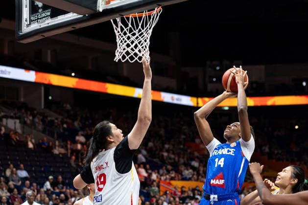 Dominique Malonga (France), 14, shooting; Ziyu Zhang (China), 19; GER, China vs. France, Basketball, FIBA Women s World Cup 2026, Quarterfinals, September 10, 2026, GER, China vs. France, Basketball, 2026 FIBA Women’s World Cup, Quarterfinals, September 10, 2026, Berlin Copyright: xEibner-Pressefoto MaxxVincenx EP_MVN