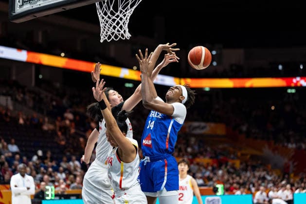 Ziyu Zhang (China), 19, blocks Dominique Malonga (France), 14, GER, China vs. France, Basketball, FIBA Women s World Cup 2026, Quarterfinals, September 10, 2026, GER, China vs. France, Basketball, FIBA Women’s World Cup 2026, Quarterfinals, September 10, 2026, Berlin Copyright: xEibner-Pressefoto MaxxVincenx EP_MVN