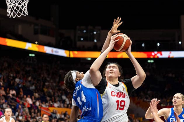 Ziyu Zhang of China, 19, making a layup; Dominique Malonga of France, 14; GER, China vs. France, Basketball, 2026 FIBA Women’s World Cup, Quarterfinals, September 10, 2026, GER, China vs. France, Basketball, FIBA Women s World Cup 2026, Quarterfinals, September 10, 2026, Berlin Copyright: xEibner-Pressefoto MaxxVincenx EP_MVN