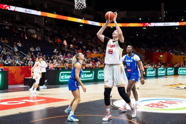 Ziyu Zhang (China), 19, on a layup; Romane Bernies (France), 47; Aminata Gueye (France), 31; GER, China vs. France, Basketball, 2026 FIBA Women’s World Cup, Quarterfinals, September 10, 2026, GER, China vs. France, Basketball, 2026 FIBA Women’s World Cup, Quarterfinals, September 10, 2026, Berlin Copyright: xEibner-Pressefoto MaxxVincenx EP_MVN
