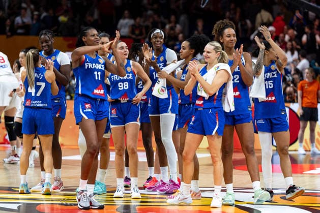 French team celebrates victory at the end of the game, Valeriane Ayayi (France), 11, Pauline Astier (France), 98, Dominique Malonga (France), 14, Marine Johannes (France), 23, Marieme Badiane (France), 22, Gabby Williams (France), 15, GER, China vs. France, basketball, 2026 FIBA Women’s World Cup, Quarterfinals, September 10, 2026 GER, China vs. France, Basketball, 2026 FIBA Women’s World Cup, Quarterfinals, September 10, 2026 Berlin Copyright: xEibner-Pressefoto MaxxVincenx EP_MVN