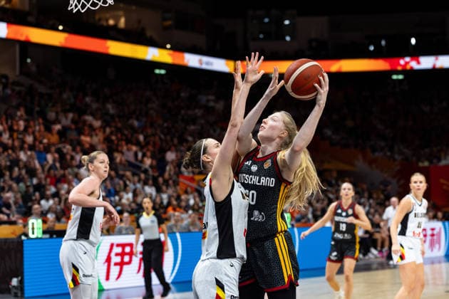 Frieda Buehner (Germany), 20, on a layup; Antonia Delaere (Belgium), 06; GER, Belgium vs. Germany, Basketball, 2026 FIBA Women’s World Cup, Quarterfinals, September 10, 2026, GER, Belgium vs. Germany, basketball, 2026 FIBA Women’s World Cup, Quarterfinals, September 10, 2026, Berlin Copyright: xEibner-Pressefoto MaxxVincenx EP_MVN