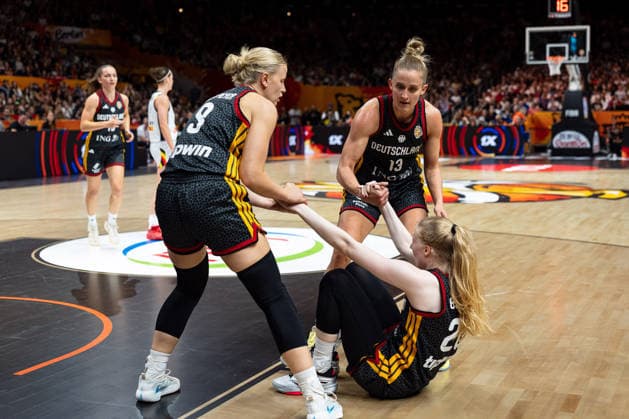 Frieda Buehner (Germany), 20, on the floor; Emma Eichmeyer (Germany), 09; and Leonie Fiebich (Germany), 13, help her up; GER vs. Belgium, Basketball, 2026 FIBA Women’s World Cup, Quarterfinals, September 10, 2026, GER, Belgium vs. Germany, Basketball, FIBA Women’s World Cup 2026, Quarterfinals, September 10, 2026, Berlin Copyright: xEibner-Pressefoto MaxxVincenx EP_MVN