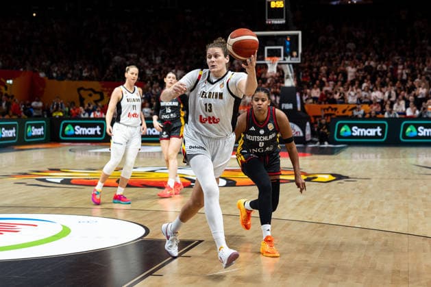 Kyara Linskens (Belgium), No. 13, with the ball in front of Nyara Sabally (Germany), No. 08, GER, Belgium vs. Germany, Basketball, 2026 FIBA Women s World Cup, Quarterfinals, September 10, 2026, GER, Belgium vs. Germany, Basketball, FIBA Women’s World Cup 2026, Quarterfinals, September 10, 2026, Berlin Copyright: xEibner-Pressefoto MaxxVincenx EP_MVN