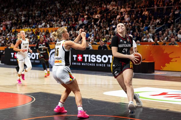 Lina Sontag, Germany, No. 24, dribbling; Julie Vanloo, Belgium, No. 35; GER, Belgium vs. Germany, Basketball, 2026 FIBA Women’s World Cup, Quarterfinals, September 10, 2026 GER, Belgium vs. Germany, Basketball, 2026 FIBA Women’s World Cup, Quarterfinals, September 10, 2026 Berlin Copyright: xEibner-Pressefoto MaxxVincenx EP_MVN