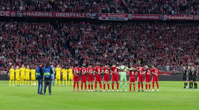 The two teams observing a minute of silence for the victims of the natural disaster in Nepal before the start of the match; on the right, the officiating crew led by referee Rade Obrenovic (GER), FC Bayern Munich vs. FK Bodo Glimt, soccer, UEFA Champions League, group stage, Matchday 1, 2026–2027 season, September 10, 2026. DFL and DFB regulations prohibit any use of photographs as image sequences and or quasi-video. Photo: HMB Media, Heike Feiner Copyright: HMBxMedia HeikexFeiner