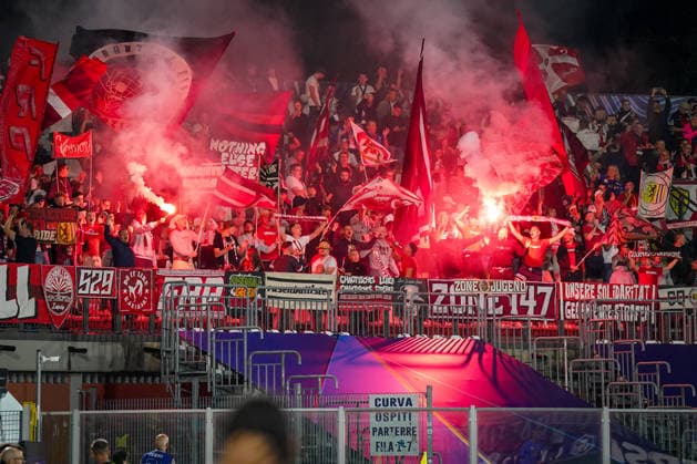 Italy Soccer UEFA Champions League 2026–2027, Matchday 1: Como 1907 vs. RB Leipzig at the Giuseppe Sinigaglia Stadium in Como; RB Leipzig fans in the visitors section of the stadium using pyrotechnics, flares, and thick smoke; soccer, Champions League, RB Leipzig, away fans, spectators, fans, stands, visitors’ section, fan culture, ultras, pyrotechnics, flares, smoke, flags, banners, signs, slogans, atmosphere, fan section Copyright: xJOERANxSTEINSIEKx