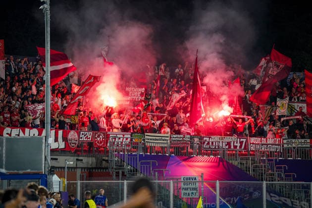 Italy Soccer UEFA Champions League 2026–2027, Matchday 1: Como 1907 vs. RB Leipzig at the Giuseppe Sinigaglia Stadium in Como; RB Leipzig fans in the visitors section of the stadium using pyrotechnics, flares, and thick smoke; soccer, Champions League, RB Leipzig, away fans, spectators, fans, stands, visitors’ section, fan culture, ultras, pyrotechnics, flares, smoke, flags, banners, signs, slogans, atmosphere, fan section Copyright: xJOERANxSTEINSIEKx