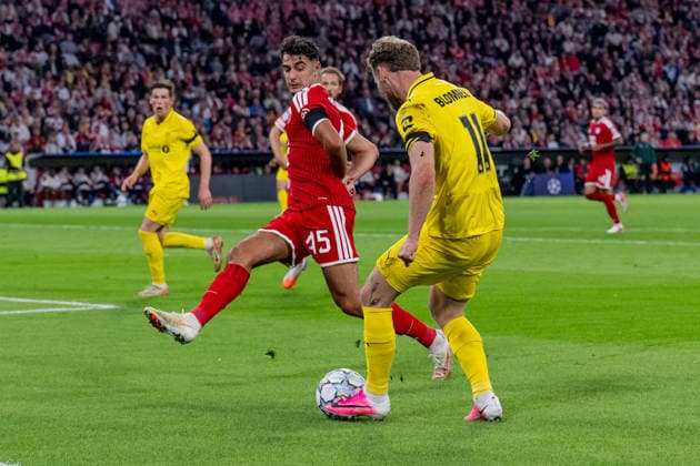 Aleksandar Pavlovic, FC Bayern Munich, No. 45, defending against Ole Didrik Blomberg, FK Bodo Glimt, No. 11, GER, FC Bayern Munich vs. FK Bodo Glimt, Soccer, UEFA Champions League, Group Stage, Matchday 1, 2026–2027 season, September 10, 2026. DFL and DFB regulations prohibit any use of photographs as image sequences and or quasi-video. Photo: HMB Media, Heike Feiner Copyright: HMBxMedia HeikexFeiner