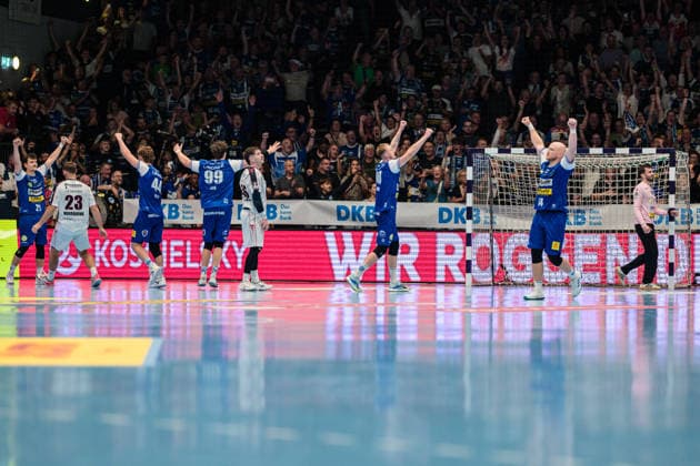 ThSV celebrates its first win of the season 26 27 Stephan Seitz, ThSV Eisenach, 44, Tillman Leu, ThSV Eisenach, 99, Jonathan Fischer, SG BBM Bietigheim, 36, Dominik Solak, ThSV Eisenach, 30, Matija Spikic, ThSV Eisenach, 01, Peter Walz, ThSV Eisenach, 14, Matija Spikic, ThSV Eisenach, 01 (GER), ThSV Eisenach vs. SG BBM Bietigheim, 1st Opel Handball Bundesliga, Handball, Matchday 4, 2026–2027 Season, 7:00 PM, September 10, 2026 GER, ThSV Eisenach vs. SG BBM Bietigheim, 1st Opel Handball Bundesliga, Handball, Matchday 4, 2026–2027 season, 7:00 p.m., September 10, 2026, Eisenach Copyright: xMartinxHerbstx