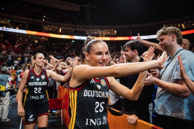 FIBA Women’s Basketball World Cup 2026: Belgium vs. Germany, September 10, 2026, Clara Bielefeld, Germany, No. 25 high-fives the fans; Germany advances to the semifinals; after the game: FIBA Women’s Basketball World Cup 2026, Final Phase, Quarterfinals: Belgium vs. Germany on September 10, 2026, at the Uber Arena, Berlin Copyright: xBEAUTIFULxSPORTS Tonhäuserx
