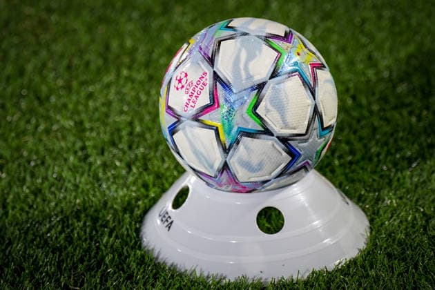 Italy Soccer UEFA Champions League 2026–2027, Matchday 1: Como 1907 vs. RB Leipzig, Giuseppe Sinigaglia, Como—Official UEFA Champions League match ball on a ball holder at the sideline. Soccer, Champions League, UEFA, match ball, ball, match ball, star design, close-up, detail, cutout, grass, playing field, sports equipment, gear, sporting goods, stock image, European Cup Copyright: xJOERANxSTEINSIEKx