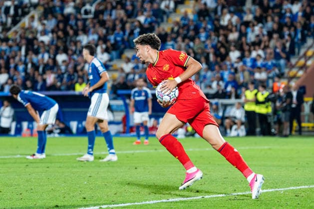 Soccer, Italy, UEFA Champions League, Matchday 1: Como 1907 vs. RB Leipzig, Thursday, September 10, 2026, Stadio Giuseppe Sinigaglia, Como. Neil El Aynaoui, 21, of RB Leipzig retrieves the ball after a goal by Andrija Maksimovic, Andrija Maksimovic 30, RB Leipzig leads 1–3 from RB Leipzig’s perspective Copyright: xValentinxDomgjonix
