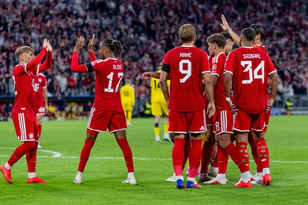 The Munich fans cheer with Michael Olise (FC Bayern Munich, No. 17) after his goal to make it 4–0 GER, FC Bayern Munich vs. FK Bodo Glimt, soccer, UEFA Champions League, group stage, Matchday 1, 2026–2027 season, September 10, 2026 DFL DFB regulations prohibit any use of photographs as image sequences and or quasi-video. Photo: HMB Media, Heike Feiner Copyright: HMBxMedia HeikexFeiner