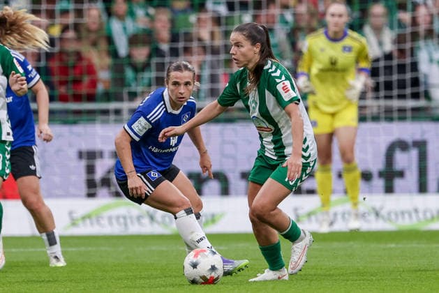 From left: Leila Peneau of Hamburger SV, 15, and Luna Vanzeir of SV Werder Bremen, 13, in a one-on-one battle, duel, dynamic moment, action, game scene, DFB REGULATIONS PROHIBIT ANY USE OF PHOTOGRAPHS AS SEQUENCE IMAGES AND OR VIDEO-LIKE PHOTO SERIES DFB REGULATIONS PROHIBIT ANY USE OF PHOTOGRAPHS AS SEQUENCE IMAGES, September 11, 2026, Bremen, Germany, Soccer, Google Pixel Women’s Bundesliga, SV Werder Bremen, Hamburger SV xobx