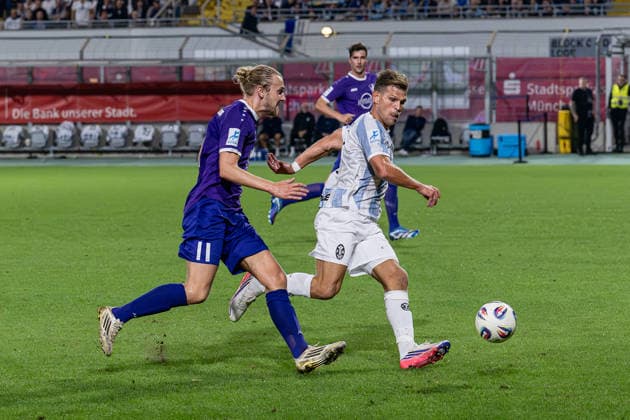 Rasmus Fackler (TSV 1847 Schwaben Augsburg), No. 11, marks Florian Niederlechner (TSV 1860 Munich), No. 07, GER, TSV 1860 Munich vs. TSV Schwaben Augsburg, Soccer, Bavarian Regional League, Matchday 8, 2026–2027 Season, September 11, 2026 DFL and DFB regulations prohibit any use of photographs as image sequences and or quasi-video. Photo: HMB Media, Heike Feiner Copyright: HMBxMedia HeikexFeiner