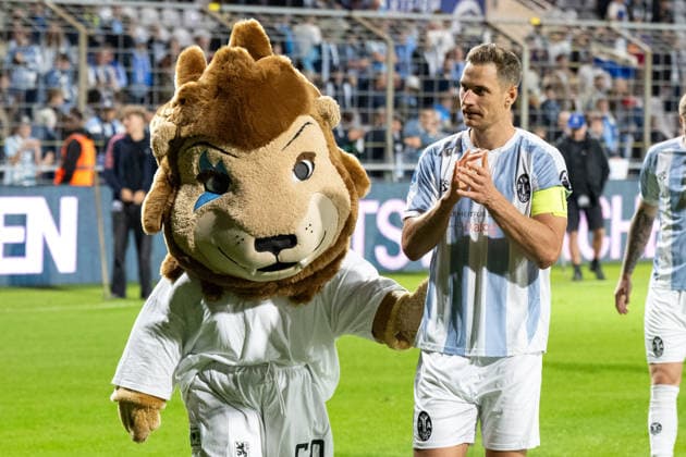 The TSV 1860 team on its way to the fans; the mascot with Dennis Dressel, No. 14, TSV 1860 Munich, TSV 1860 Munich vs. TSV Schwaben Augsburg, soccer, Bavarian Regional League, Matchday 8, September 11, 2026. DFB regulations prohibit any use of photographs as image sequences and or quasi-video. Munich, Bavaria, Germany Copyright: xkolbert-press UlrichxGamelx