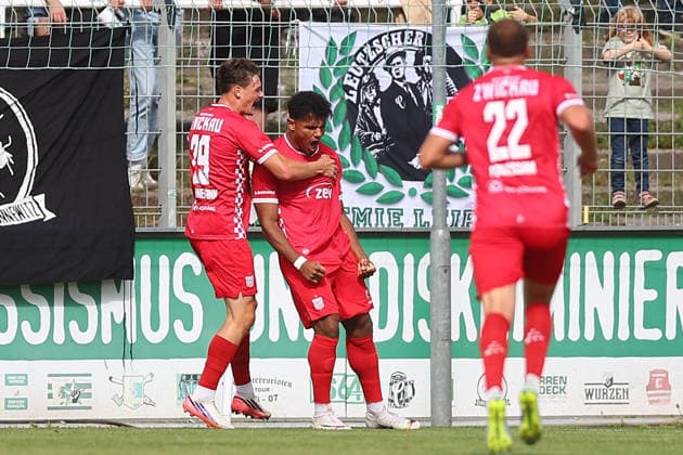 Chemie Leipzig vs. Zwickau, Northeast Regional League, Leipzig, September 12, 2026, Alfred Kunze Sportpark, Soccer, Men, 2026–2027 Season, Northeast Regional League, Matchday 8, BSG Chemie Leipzig vs. FSV Zwickau, Pictured: Goal for Zwickau, goal celebration after the 0–1, goal scorer Paul Philipp Besong (17), Zwickau,