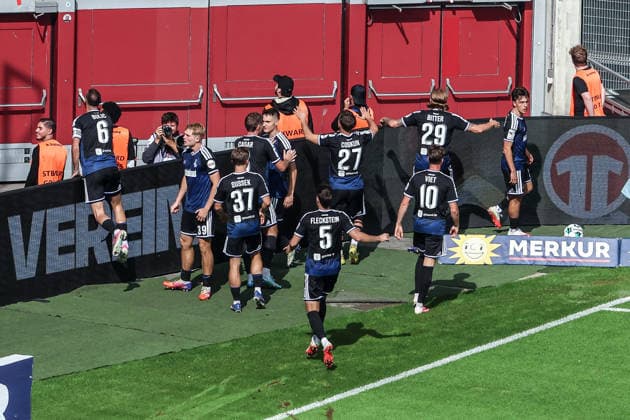 Sports, Soccer, 3rd Division, 2026–2027 Season, Matchday 5: Fortuna Düsseldorf vs. MSV Duisburg, September 12, 2026, MERKUR SPIEL ARENA: MSV Duisburg celebrates after Peter Remmert (MSV Duisburg, No. 39) scores the 1–0 goal for the visitors; the players celebrate in Düsseldorf at the MERKUR SPIEL ARENA, North Rhine-Westphalia, Germany