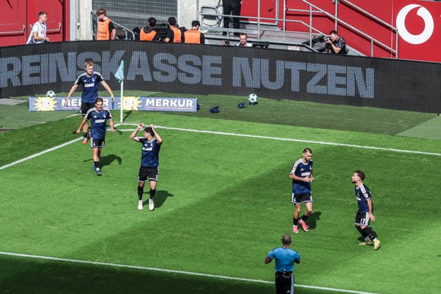 Sports, Soccer, 3rd League, 2026–2027 Season, Matchday 5: Fortuna Düsseldorf vs. MSV Duisburg, September 12, 2026, MERKUR SPIEL ARENA: MSV Duisburg celebrates after Peter Remmert (MSV Duisburg, 39) scores the 1–0 goal for the visitors; the players celebrate in Düsseldorf at the MERKUR SPIEL ARENA, North Rhine-Westphalia, Germany