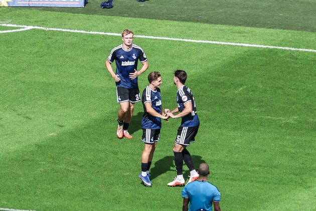 Sports, Soccer, 3rd League, 2026–2027 Season, Matchday 5: Fortuna Düsseldorf vs. MSV Duisburg, September 12, 2026, MERKUR SPIEL ARENA: MSV Duisburg celebrates after Peter Remmert (MSV Duisburg, 39) scores the 1–0 goal for the visitors; the players celebrate in Düsseldorf at the MERKUR SPIEL ARENA, North Rhine-Westphalia, Germany