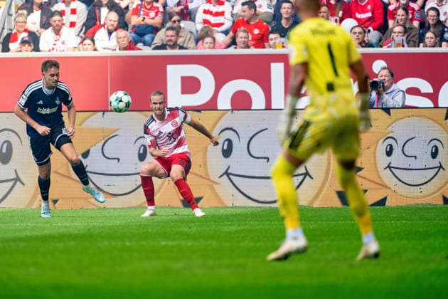 Aljaz Casar, MSV Duisburg, 08, Jorrit Hendrix (Fortuna Düsseldorf), 08, with a cross to tie the game at 1–1, Fortuna Düsseldorf vs. MSV Duisburg, Soccer, 3rd Division, Matchday 5, 2026–27 Season, September 12, 2026, DFL regulations prohibit any use of photographs as image sequences and or quasi-video. Fortuna Düsseldorf vs. MSV Duisburg, soccer, 3. Liga, Matchday 5, 2026–27 season, September 12, 2026, Düsseldorf Copyright: xEibner-Pressefoto LukasxBaldygax EP_LBA