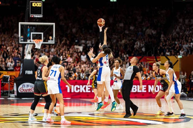 Tip-off, Luisa Geiselsoder (Germany), 15 vs. Janelle Salaun (France), 13, GER, France vs. Germany, Basketball, 2026 FIBA Women’s World Cup, Semifinal, September 12, 2026 GER, France vs. Germany, Basketball, 2026 FIBA Women s World Cup, Semifinal, September 12, 2026 Berlin Copyright: xEibner-Pressefoto MaxxVincenx EP_MVN