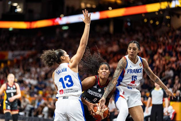 Nyara Sabally (Germany), No. 8, in a one-on-one battle for the ball with Janelle Salaun (France), No. 13, and Gabby Williams (France), No. 15; GER, France vs. Germany, Basketball, FIBA Women’s World Cup 2026, Semifinals, September 12, 2026, GER, France vs. Germany, Basketball, 2026 FIBA Women’s World Cup, Semifinals, September 12, 2026, Berlin Copyright: xEibner-Pressefoto MaxxVincenx EP_MVN