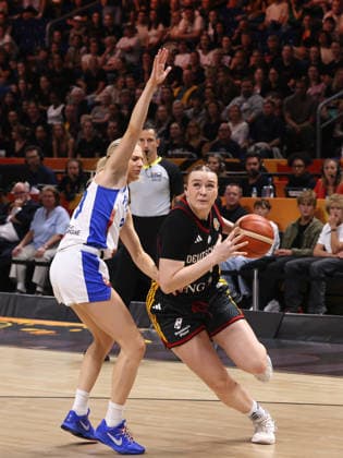 Marine Johannes, Lina Sontag on the ball, one-on-one, game action, sports, basketball, FIBA World Cup, Women s World Championship, World Cup, semifinals, 2026–2027 season, December 9, 2026, France (FRA) vs. DBB Germany (GER)