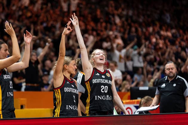 Deutsche Bank cheers, Emily Bessoir (Germany), 22, Alexandra Wilke (Germany), 03, Frieda Buehner (Germany), 20, GER, France vs. Germany, Basketball, FIBA Women s World Cup 2026, Semifinal, September 12, 2026 GER, France vs. Germany, Basketball, 2026 FIBA Women s World Cup, Semifinal, September 12, 2026 Berlin Copyright: xEibner-Pressefoto MaxxVincenx EP_MVN