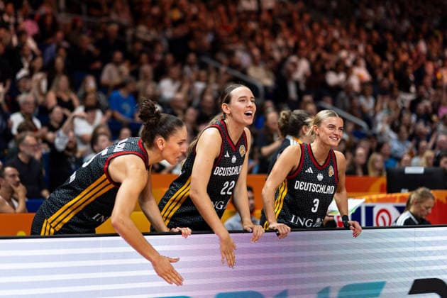 Deutsche Bank cheers, Clara Bielefeld, Germany, 25, Emily Bessoir, Germany, 22, Alexandra Wilke, Germany, 03, GER, France vs. Germany, Basketball, 2026 FIBA Women s World Cup, Semifinal, September 12, 2026 GER, France vs. Germany, Basketball, 2026 FIBA Women s World Cup, Semifinal, September 12, 2026 Berlin Copyright: xEibner-Pressefoto MaxxVincenx EP_MVN