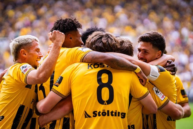 The team celebrates Mika Schroers 1-0 goal for Alemannia Aachen, 27 TSV Alemannia Aachen vs. SSV Jahn Regensburg, soccer, 3rd Division, Matchday 5, 2026–2027 season, September 12, 2026 DFB regulations prohibit any use of photographs as image sequences and or quasi-video TSV Alemannia Aachen vs. SSV Jahn Regensburg, soccer, 3rd Division, Matchday 5, 2026–2027 Season, September 12, 2026, Aachen Copyright: xEibner-Pressefoto J.xDerondeaux EP_JDU