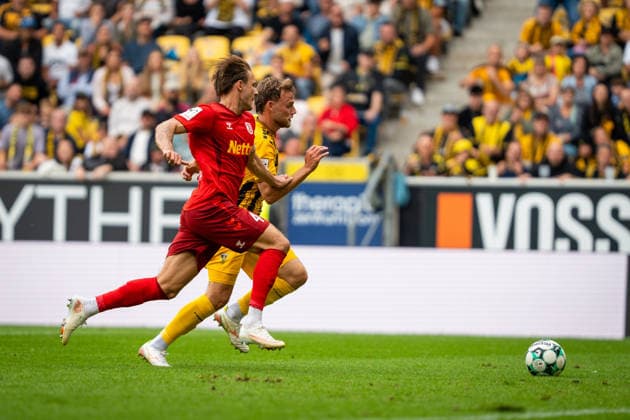 Felix Strauss of SSV Jahn Regensburg, No. 04, goes head-to-head with Mika Schroers of Alemannia Aachen, No. 27; TSV Alemannia Aachen vs. SSV Jahn Regensburg; soccer; 3rd League; Matchday 5; 2026–2027 season, September 12, 2026 DFB regulations prohibit any use of photographs as image sequences and or quasi-video TSV Alemannia Aachen vs. SSV Jahn Regensburg, soccer, 3rd Division, Matchday 5, 2026–2027 Season, September 12, 2026, Aachen Copyright: xEibner-Pressefoto J.xDerondeaux EP_JDU