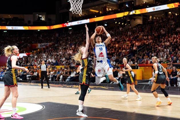 Janelle Salaun of France, 13, makes a layup against Frieda Buehner of Germany, 20, GER, France vs. Germany, Basketball, 2026 FIBA Women s World Cup, Semifinal, September 12, 2026, GER, France vs. Germany, Basketball, 2026 FIBA Women’s World Cup, Semifinal, September 12, 2026, Berlin Copyright: xEibner-Pressefoto MaxxVincenx EP_MVN