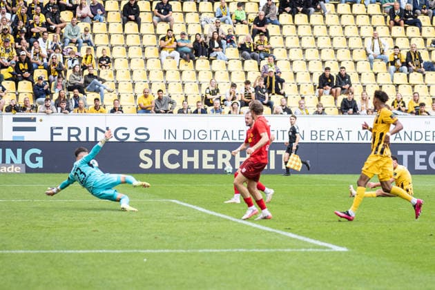 Third Division, Alemannia Aachen vs. SSV Jahn Regensburg, September 12, 2026: Lucas Hermes of SSV Jahn Regensburg, age 27, scores the goal to make it 2–1. DFL REGULATIONS PROHIBIT ANY USE OF PHOTOGRAPHS AS IMAGE SEQUENCES AND OR QUASI-VIDEO. Third Division, Alemannia Aachen vs. SSV Jahn Regensburg, September 12, 2026, Tivoli, Aachen Copyright: xBEAUTIFULxSPORTS Derixx