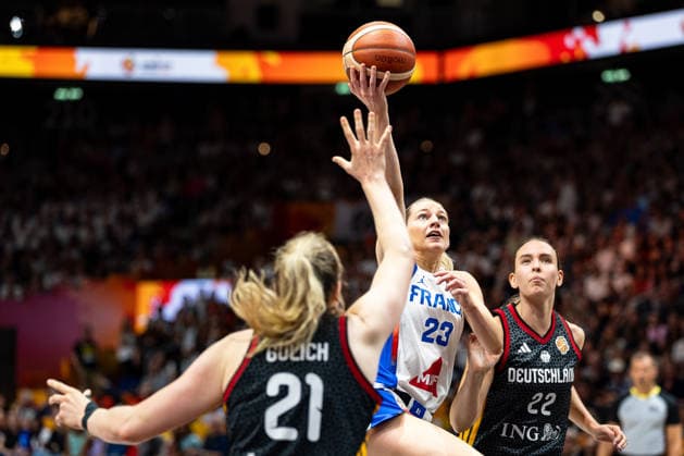 Marine Johannes (France), 23, making a layup; Marie Guelich (Germany), 21; Emily Bessoir (Germany), 22; GER, France vs. Germany, Basketball, 2026 FIBA Women’s World Cup, Semifinals, September 12, 2026 GER, France vs. Germany, Basketball, 2026 FIBA Women’s World Cup, Semifinals, September 12, 2026 Berlin Copyright: xEibner-Pressefoto MaxxVincenx EP_MVN