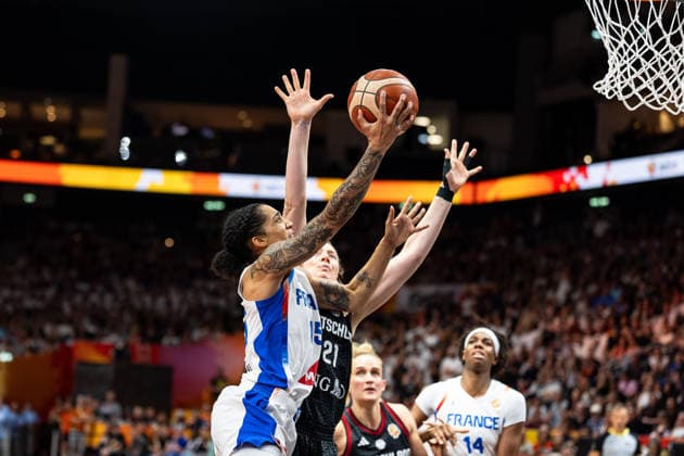 Gabby Williams (France), No. 15, on a layup; Marie Guelich (Germany), No. 21, GER, France vs. Germany, Basketball, 2026 FIBA Women’s World Cup, Semifinals, September 12, 2026, GER, France vs. Germany, Basketball, 2026 FIBA Women’s World Cup, Semifinals, September 12, 2026, Berlin Copyright: xEibner-Pressefoto MaxxVincenx EP_MVN