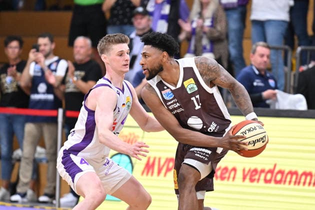 BG Göttingen vs. SYNTAINICS MBC, September 12, 2026, Göttingen Basketball BBL Cup, BG Göttingen vs. SYNTAINICS MBC, Round 1, Sparkassen Arena: Anthony Gaines (right), SYNTAINICS MBC dribbles past Daniel Kirchner (left), BG Göttingen, Göttingen, Lower Saxony, Germany