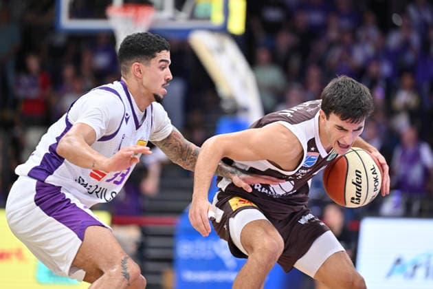 BG Göttingen SYNTAINICS MBC September 12, 2026, Göttingen Basketball BBL Cup, BG Göttingen SYNTAINICS MBC, Round 1, Sparkassen Arena Vuk Radojicic (right), SYNTAINICS MBC dribbling against Tai Bibbs (left), BG Göttingen, Göttingen, Lower Saxony, Germany
