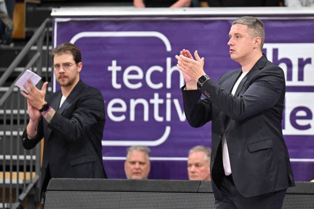 BG Göttingen SYNTAINICS MBC, September 12, 2026, Göttingen Basketball BBL Cup, BG Göttingen SYNTAINICS MBC, Round 1, Sparkassen Arena; Head Coach Martins Gulbis (right), BG Göttingen, claps; Göttingen, Lower Saxony, Germany