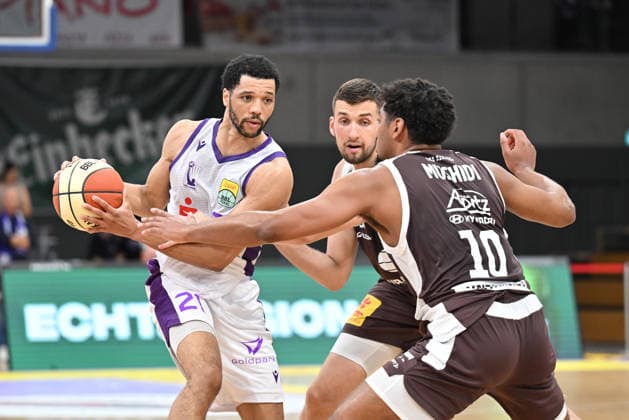 BG Göttingen vs. SYNTAINICS MBC, September 12, 2026, Göttingen Basketball BBL Cup, BG Göttingen vs. SYNTAINICS MBC, Round 1, Sparkassen Arena; Zach Jackson (left), BG Göttingen dribbles past Kostja Mushidi (right), SYNTAINICS MBC Göttingen, Lower Saxony, Germany