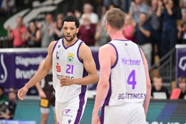 BG Göttingen SYNTAINICS MBC, September 12, 2026, Göttingen Basketball BBL Cup, BG Göttingen SYNTAINICS MBC, Round 1, Sparkassen Arena: Zach Jackson (left) and Daniel Kirchner (right), both of BG Göttingen, speak in Göttingen, Lower Saxony, Germany