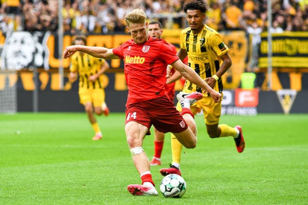v li Malte Karbstein Jahn Regensburg, 44 with the ball, game scene, action, action, game scene, September 12, 2026, Aachen, Germany, soccer, 3rd League, TSV Alemannia Aachen vs. Jahn Regensburg, soccer, 3rd League, TSV Alemannia Aachen vs. Jahn Regensburg, DFB and DFL regulations prohibit any use of photographs as image sequences and or quasi-video xmhx