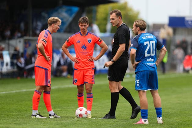 September 12, 2026, Soccer, Men s, Regionalliga Nord, Matchday 8, BSV Kickers Emden vs. SSV Jeddeloh II. Referee Tom Leon Bender with Marvin Benjamins (left, orange, 19, BSV Kickers Emden), Nick Stepantsev (center, orange, 39, BSV Kickers Emden), and Tim Janßen ( 20, SSV Jeddeloh II).