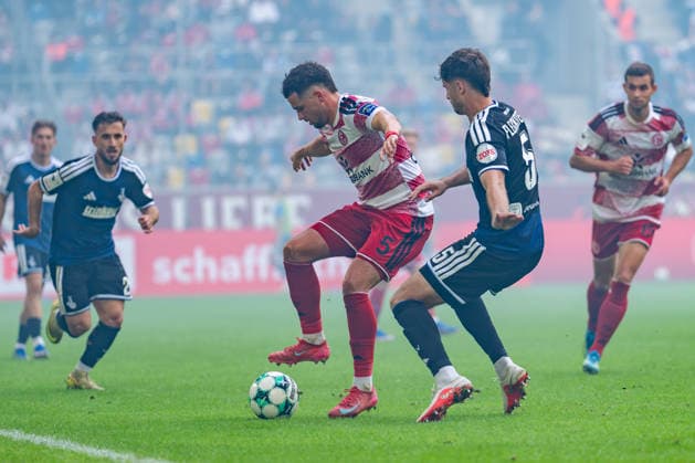 Can Coskun (MSV Duisburg, 27) and Yassine Bouchama (Fortuna Düsseldorf, 05) defend the ball against Tobias Fleckstein (MSV Duisburg), 05, and Tim Oberdorf of Fortuna Düsseldorf, 15. Fortuna Düsseldorf vs. MSV Duisburg, soccer, 3rd Division, Matchday 05, 2026–27 season, December 9, 2026, DFL regulations prohibit any use of photographs as image sequences and or quasi-video. Fortuna Düsseldorf vs. MSV Duisburg, soccer, 3. Liga, Matchday 5, 2026–27 season, September 12, 2026, Düsseldorf Copyright: xEibner-Pressefoto LukasxBaldygax EP_LBA