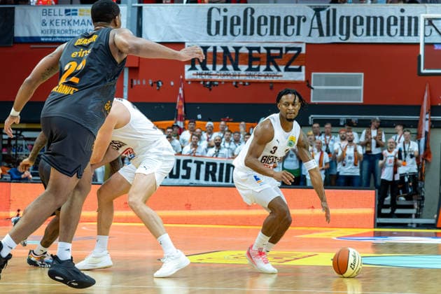 Nighael Ceaser, NINERS Chemnitz, 22; Zachery Cooks, GIESSEN 46ers, 03, Giessen 46ers vs. Niners Chemnitz, Basketball, Netto BBL Cup, DBB Cup, Matchday 1, 2026–2027 Season, September 12, 2026, Giessen 46ers vs. Niners Chemnitz, Basketball, Netto BBL Cup, DBB Cup, Matchday 1, 2026–2027 Season, September 12, 2026, Ostpreussenviertel Copyright: xEibner-Pressefoto JoergxHeinrichx EP_JHR