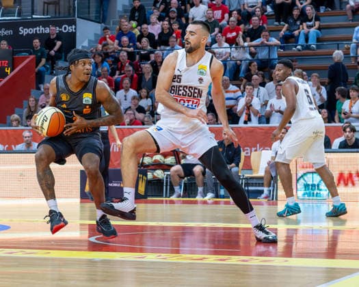Stefan Smith, NINERS Chemnitz, 02; Viktor Kovacevic, GIESSEN 46ers, 25; Alexander Williams, GIESSEN 46ers, 06, Giessen 46ers vs. Niners Chemnitz, Basketball, Netto BBL Cup, DBB Cup, Matchday 1, 2026–2027 Season, September 12, 2026, Giessen 46ers vs. Niners Chemnitz, Basketball, Netto BBL Cup, DBB Cup, Matchday 1, 2026–2027 Season, September 12, 2026, Ostpreussenviertel Copyright: xEibner-Pressefoto JoergxHeinrichx EP_JHR