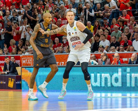Darion Atkins, NINERS Chemnitz, 17, Robin Benzing, GIESSEN 46ers, 12, Giessen 46ers vs. Niners Chemnitz, Basketball, Netto BBL Cup, DBB Cup, Matchday 1, 2026–2027 Season, September 12, 2026, Giessen 46ers vs. Niners Chemnitz, Basketball, Netto BBL Cup, DBB Cup, Matchday 1, 2026–2027 Season, September 12, 2026, Ostpreussenviertel Copyright: xEibner-Pressefoto JoergxHeinrichx EP_JHR